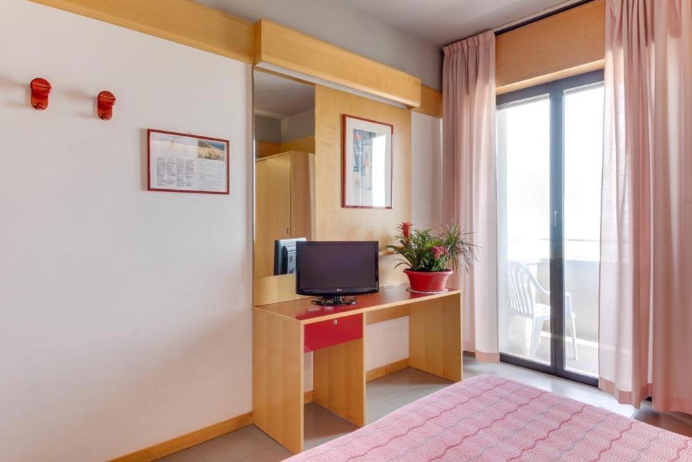 Hotel Giglio Rimini Exteriör bild